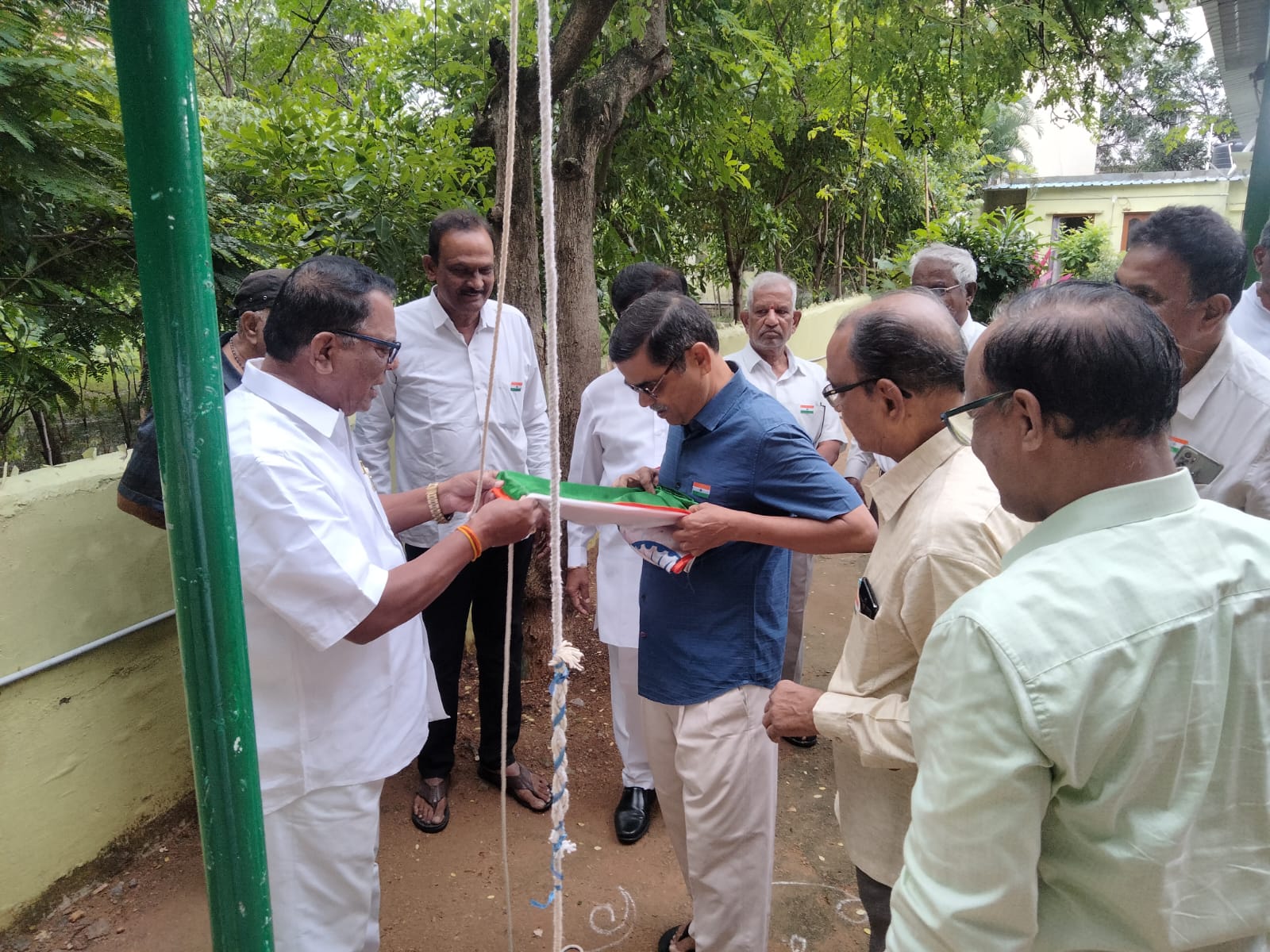 Preparing flag for Idependance day 2025-08-15 at Senior Citizen Bhavan.jpg